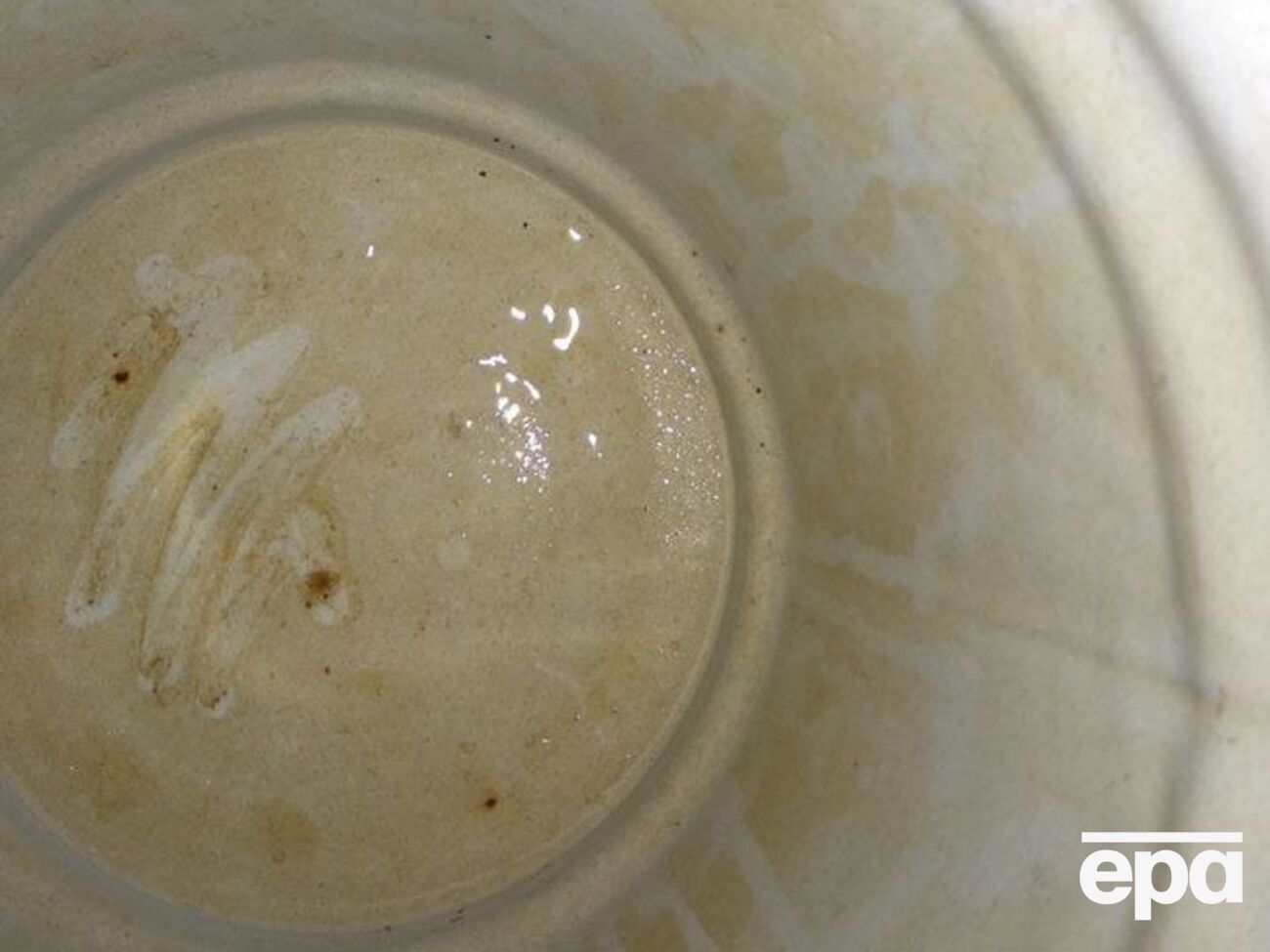 Макеевка. Ведро, в котором сутки отстаивалась вода из-под крана