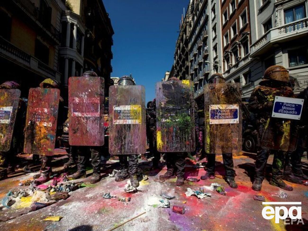 Прихильники незалежності Каталонії кидалися фарбою