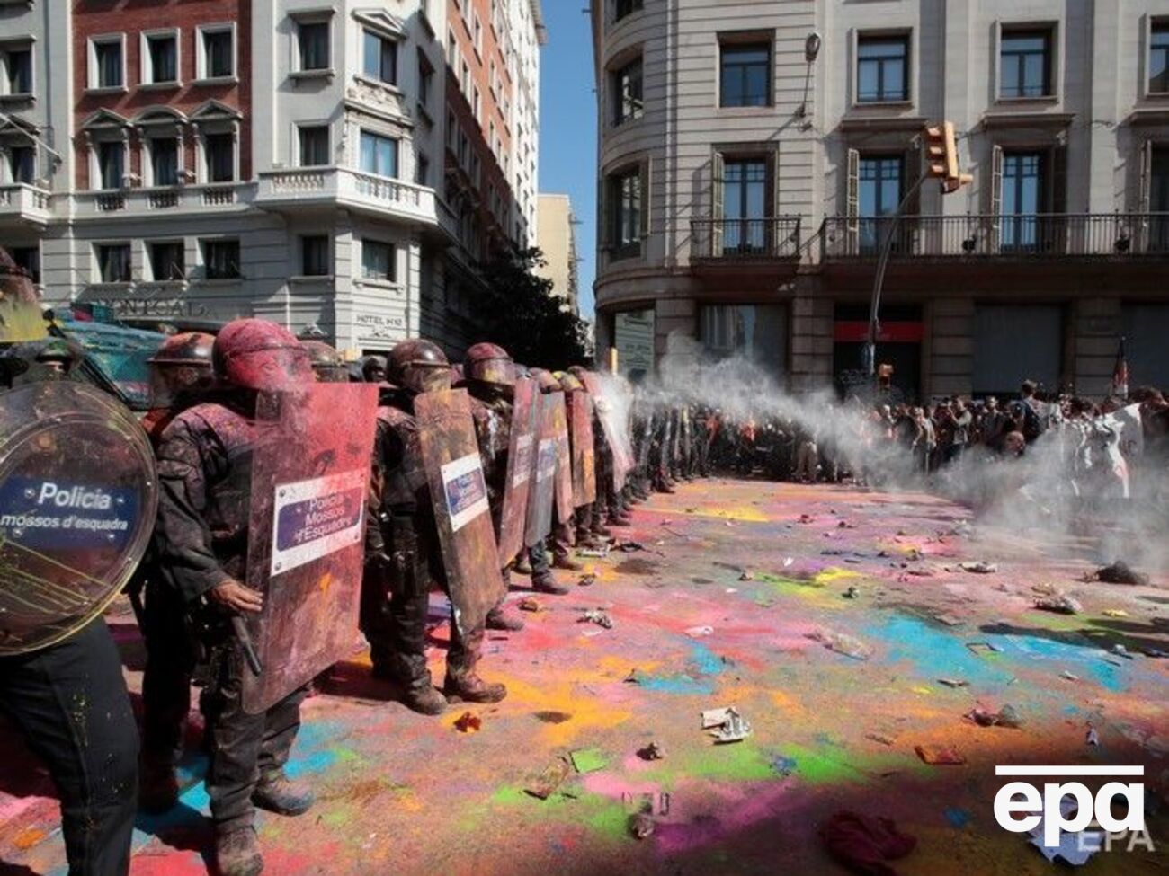 Поліцейських у Барселоні поливали фарбою
