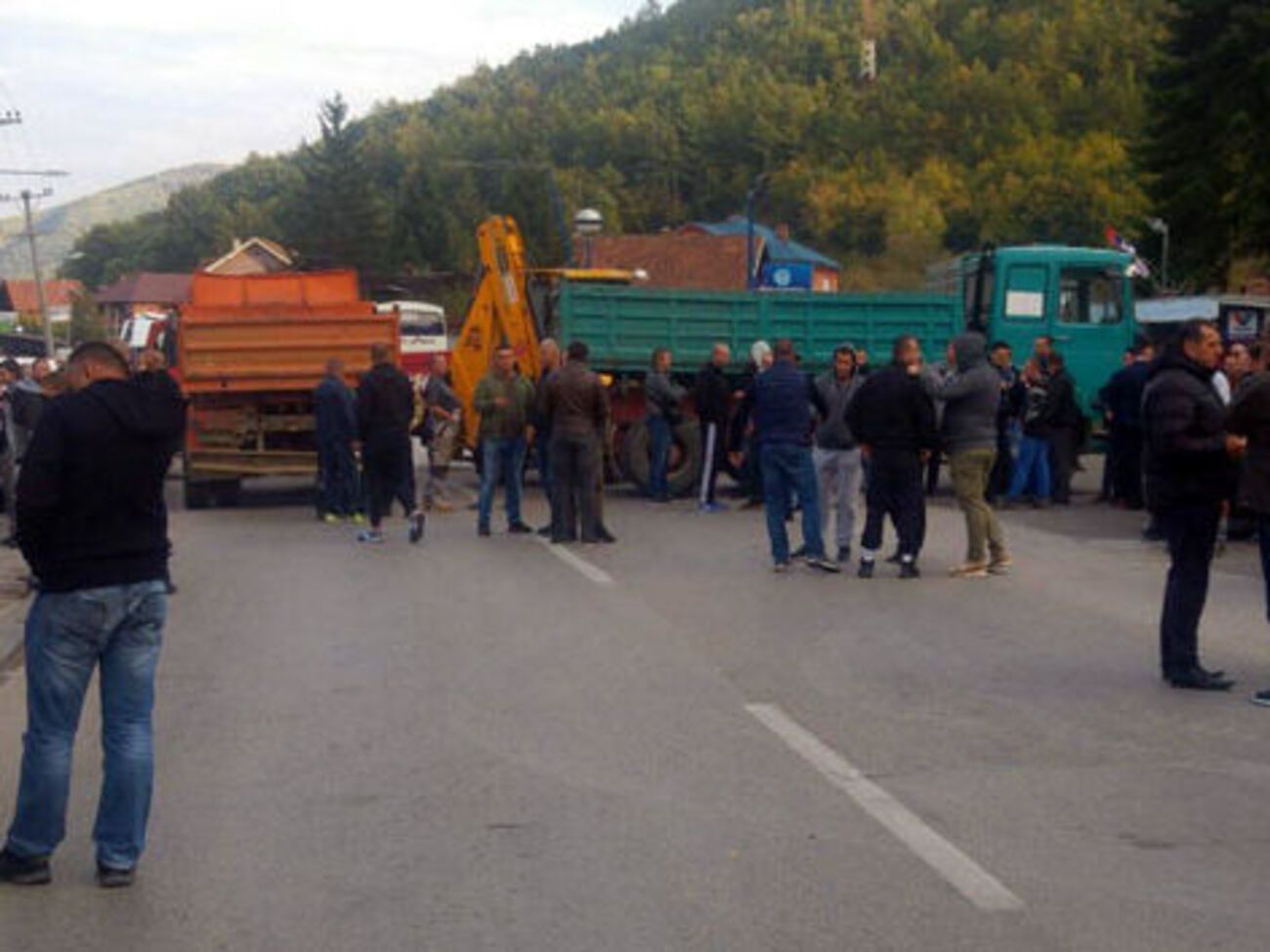 Група сербів заблокувала магістральну автодорогу