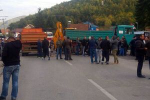 Група сербів заблокувала магістральну автодорогу