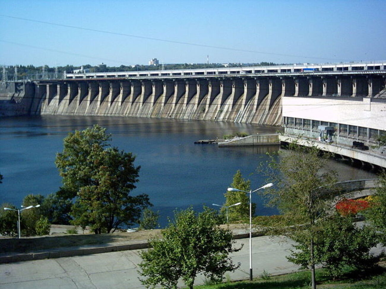 Дівчина стояла на огороджувальних перилах греблі