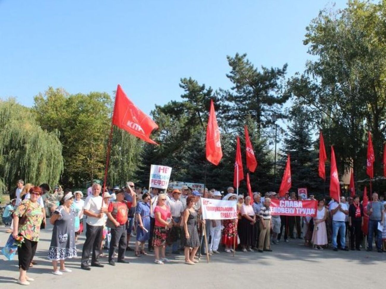 Учасники акції ухвалили резолюцію, у якій вимагали розпустити уряд Медведєва, Держдуму Росії і підконтрольний Кремлю парламент Криму