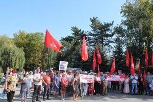 Учасники акції ухвалили резолюцію, у якій вимагали розпустити уряд Медведєва, Держдуму Росії і підконтрольний Кремлю парламент Криму