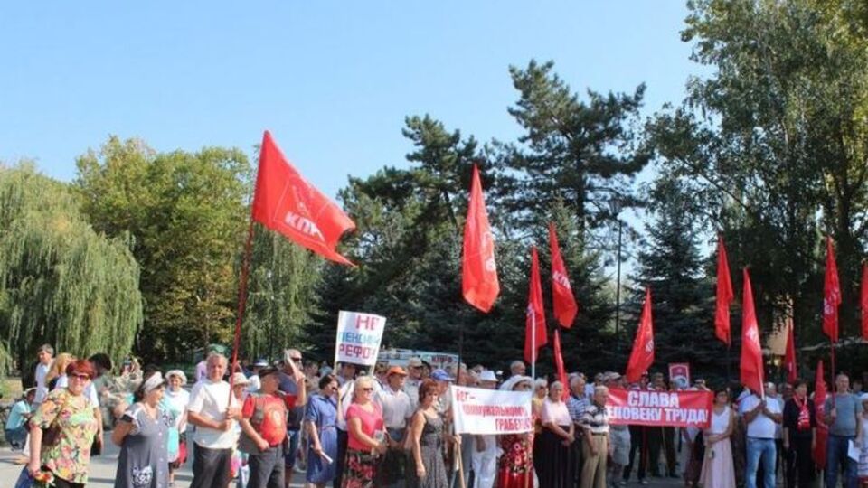 Учасники акції ухвалили резолюцію, у якій вимагали розпустити уряд Медведєва, Держдуму Росії і підконтрольний Кремлю парламент Криму