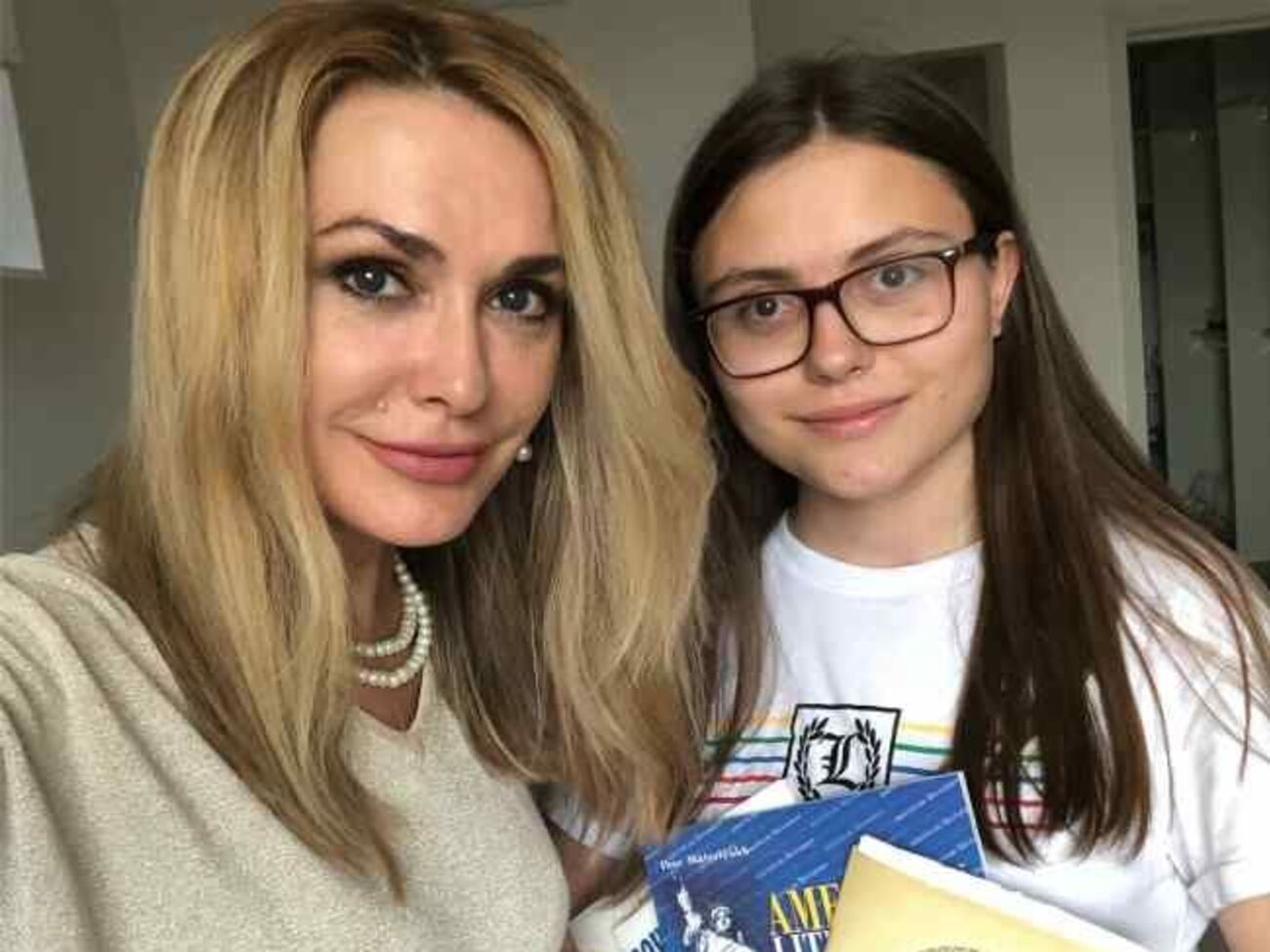 Сумская проводила дочь в школу