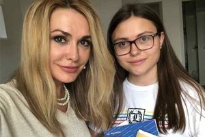 Сумская проводила дочь в школу