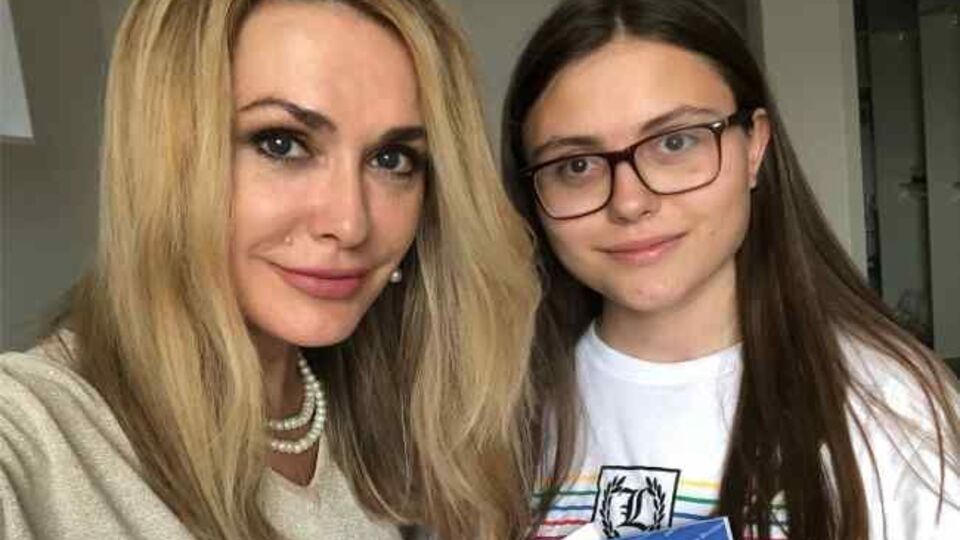 Сумская проводила дочь в школу