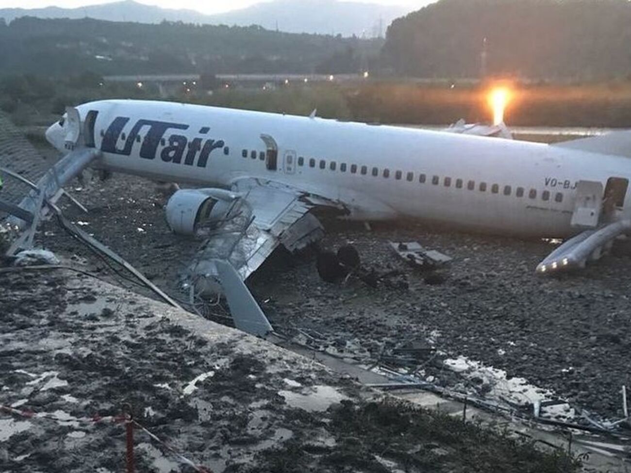 Самолет съехал с полосы и загорелся