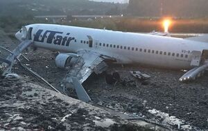 Самолет съехал с полосы и загорелся