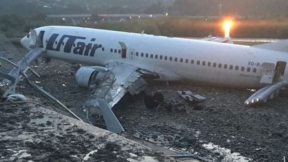 Самолет съехал с полосы и загорелся