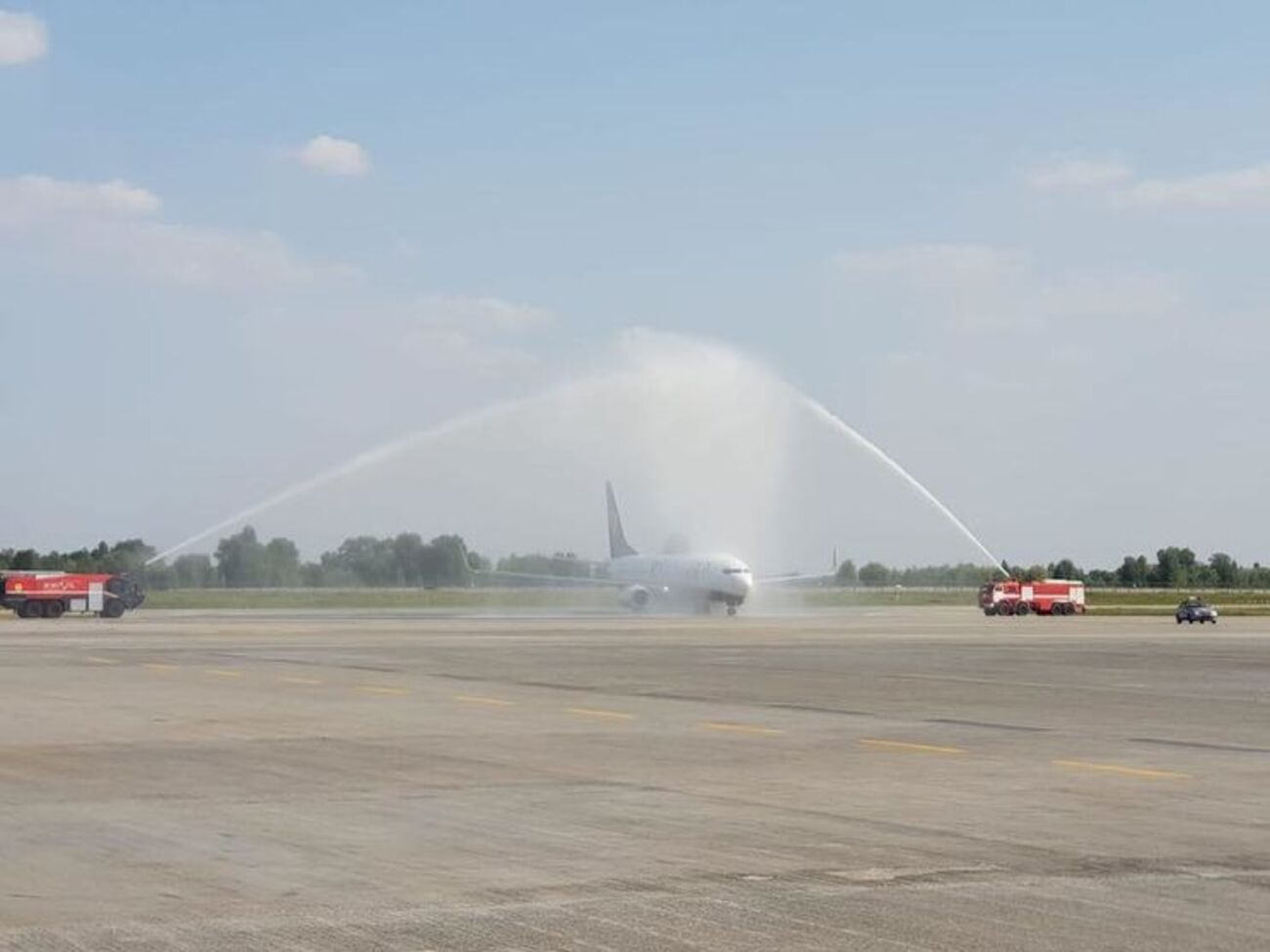 Аэропорт встретил экипаж самолета водяной радугой