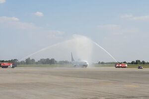 Аэропорт встретил экипаж самолета водяной радугой