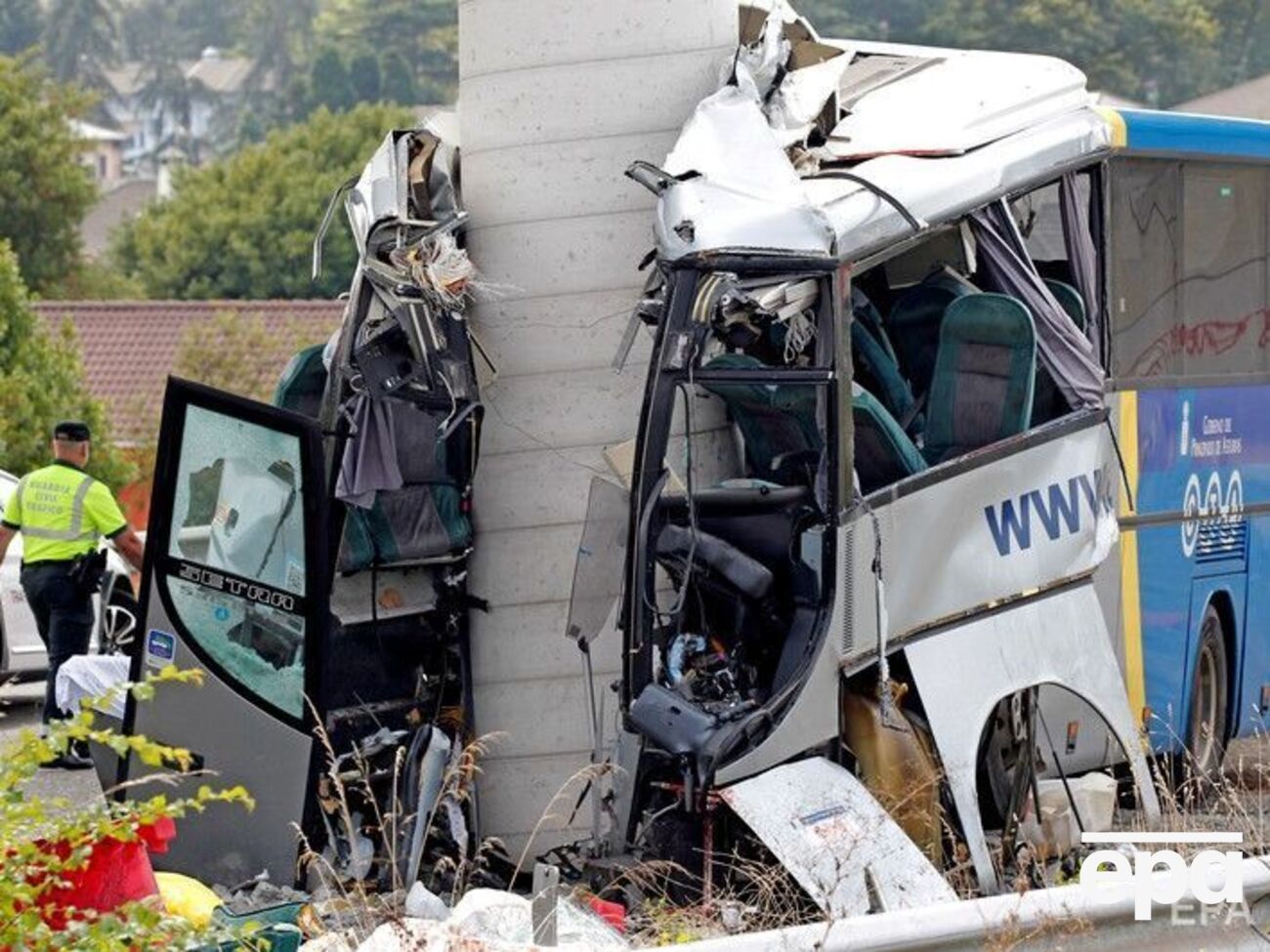 Автобус на полном ходу врезался в опору