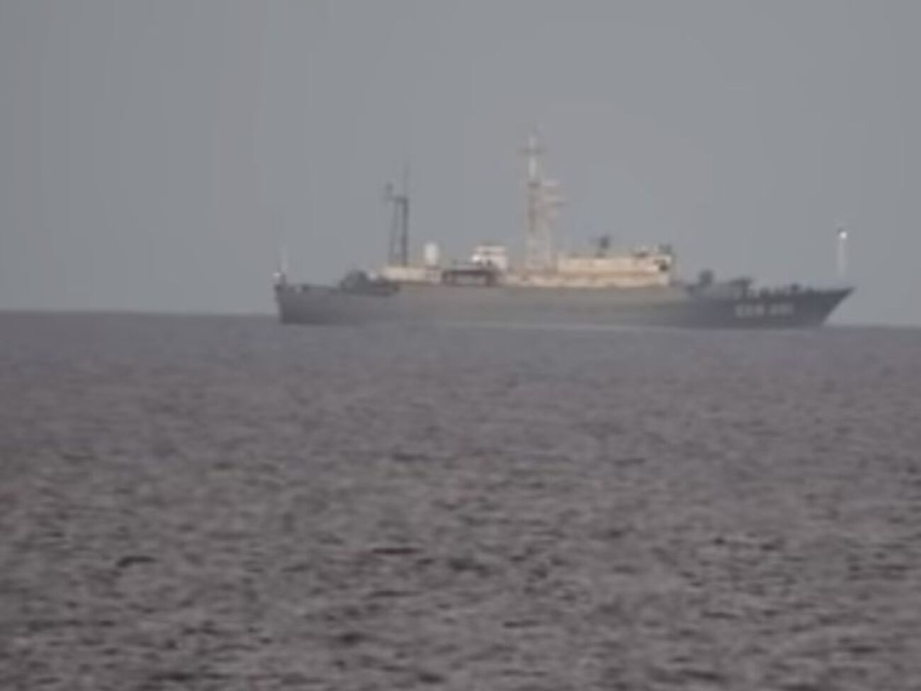 Возле украинских судов опасно маневрировал российский корабль