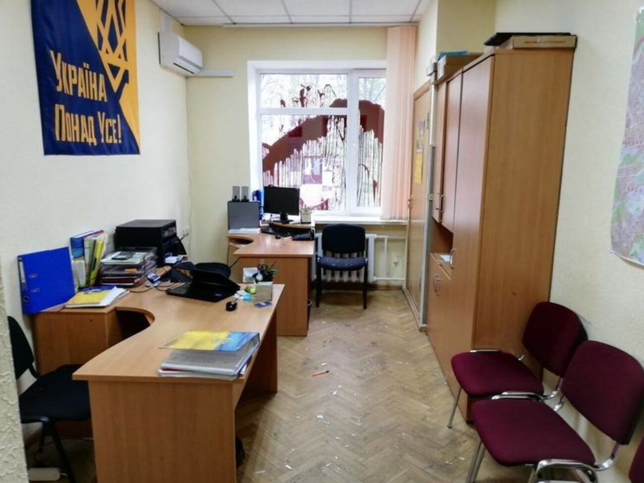 Невідомі залили фарбою вікна офісу і закинули всередину приміщення молоток