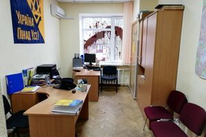 Неизвестные залили краской окно офиса и забросили внутрь помещения молоток