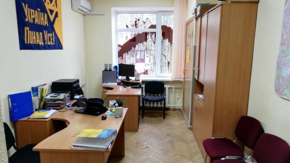 Неизвестные залили краской окно офиса и забросили внутрь помещения молоток
