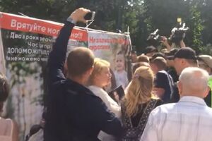 Біля стін Ради сталася бійка