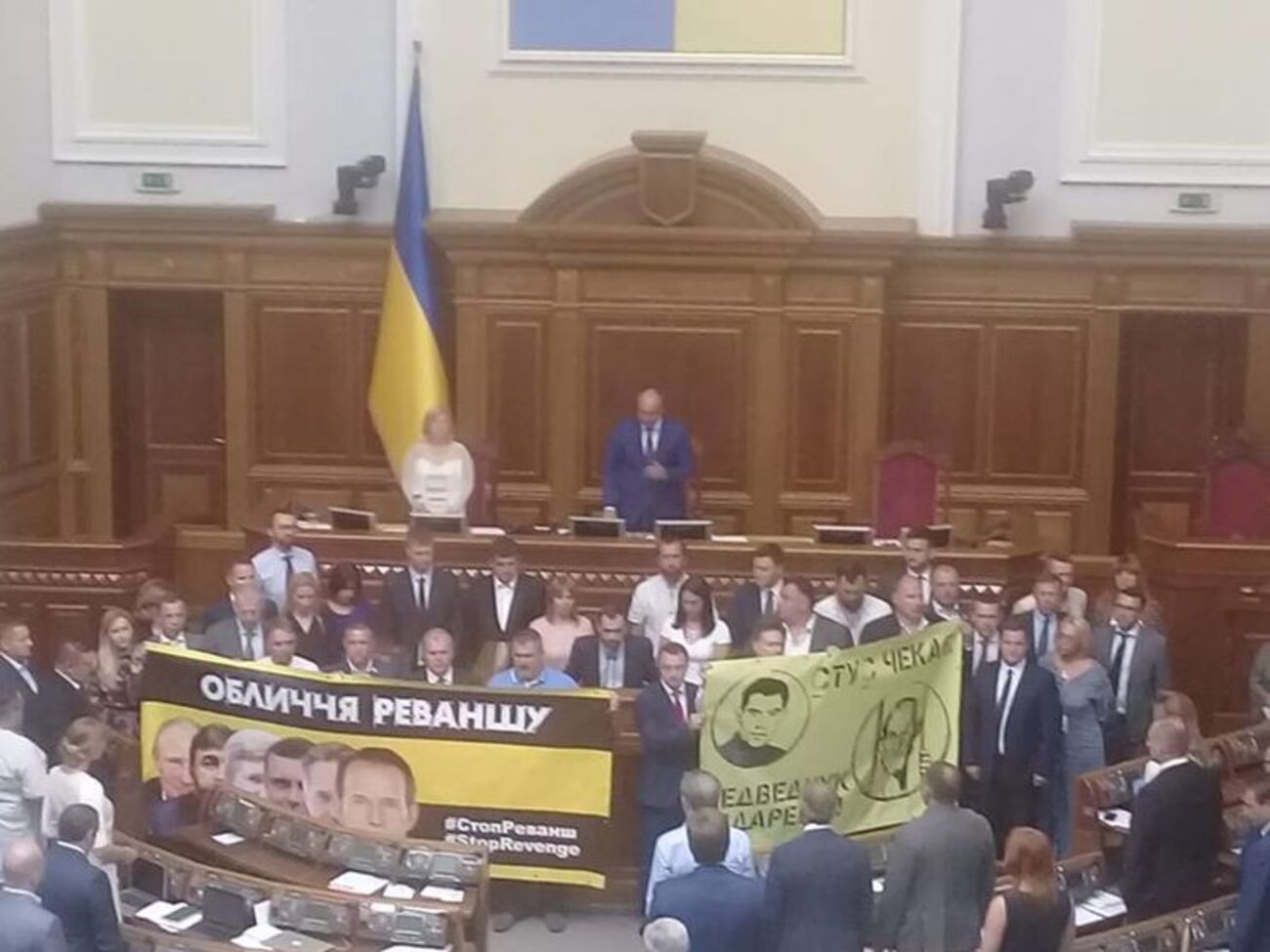 Виступаючи з трибуни, народний депутат від фракції "Народний фронт" Андрій Левус від імені колег назвав Медведчука "локомотивом проросійських ідей в Україні"