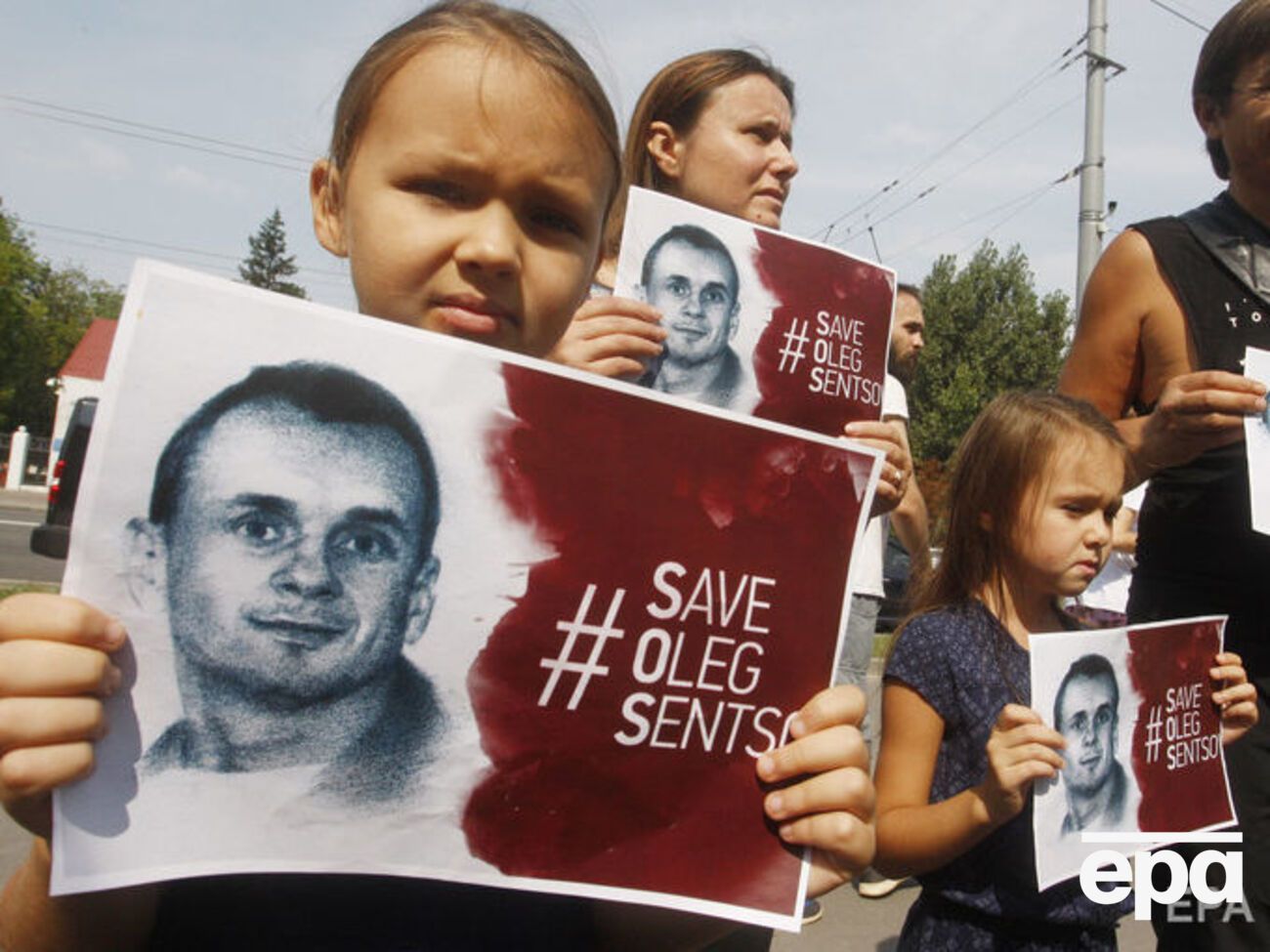 14 мая Сенцов объявил бессрочную голодовку с требованием освободить 64 украинских политзаключенных