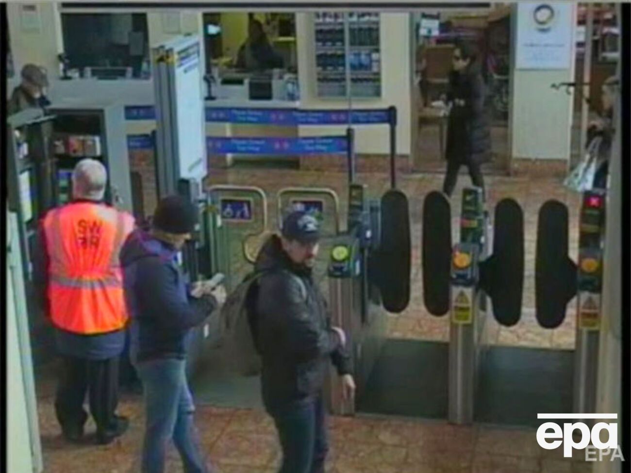 Фото подозреваемых в отравлении Скрипалей, которые попали в объектив камеры наблюдения