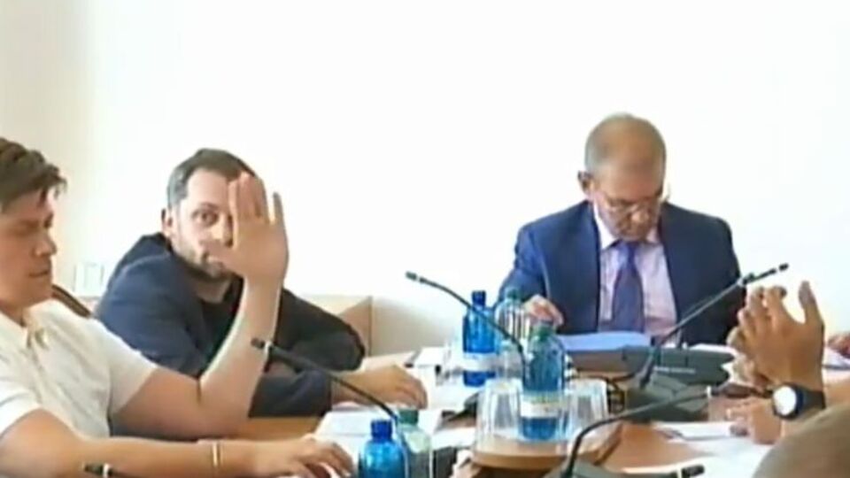 Комітет одноголосно підтримав ініціативу про військове вітання "Слава Україні!"
