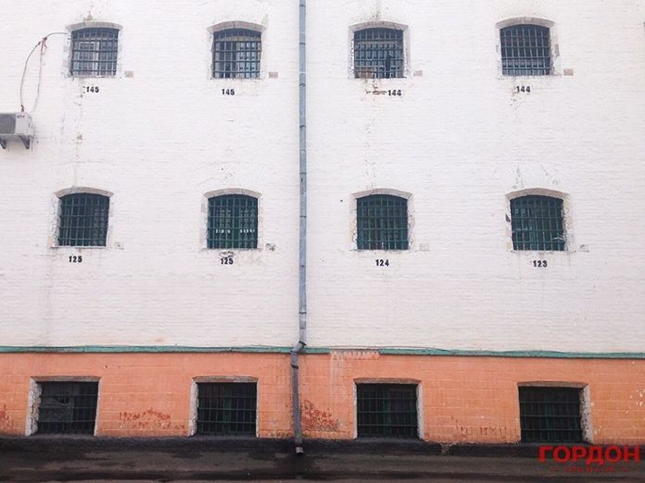 Заключенным разрешено получать 50 кг передач в день, отметил Бунак