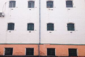 Заключенным разрешено получать 50 кг передач в день, отметил Бунак