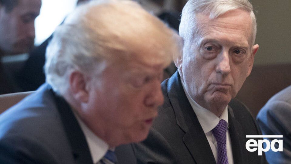 По утверждению автора книги, Мэттис (справа) заявил, что познания Трампа в международной политике – на уровне ученика средней школы