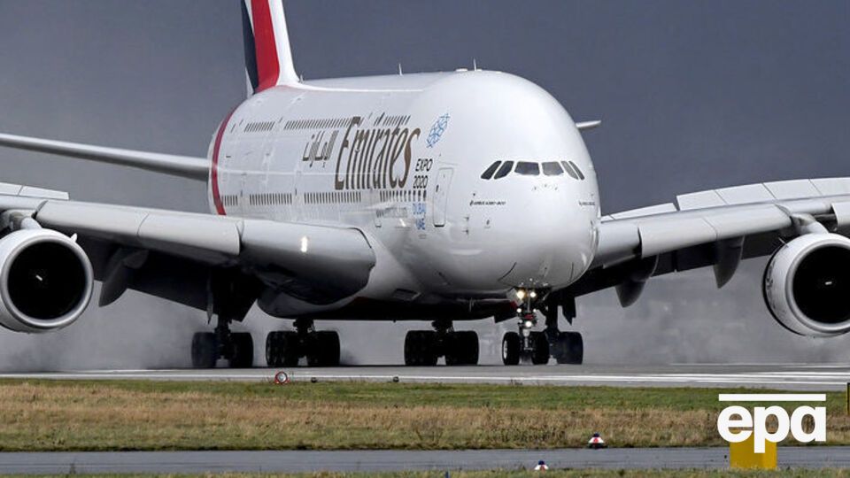 Пасажирів Airbus, який прибув із Дубая, не випускають у термінал
