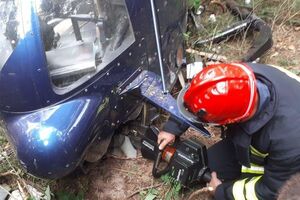 На борту вертолета находились два человека
