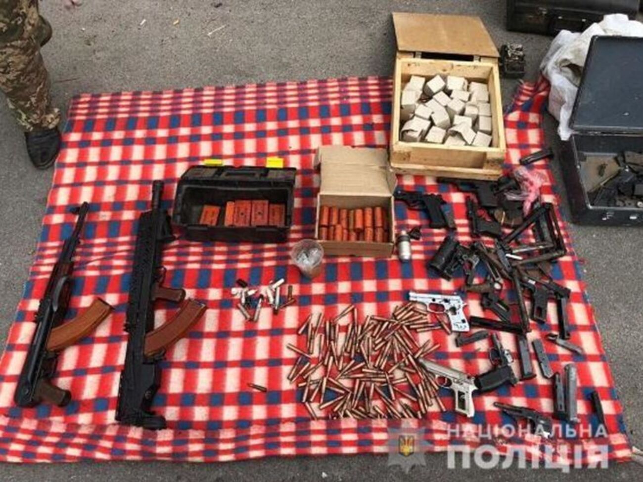 При задержании у членов группировки изъяли арсенал оружия