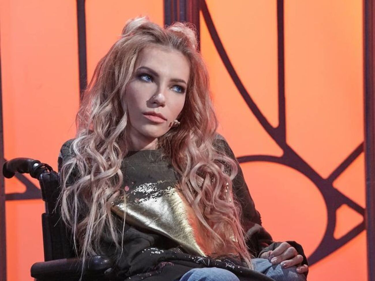 Самойлова покинула РФ