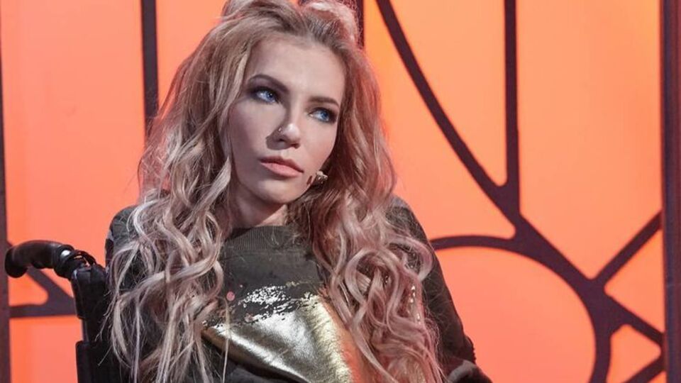 Самойлова покинула РФ