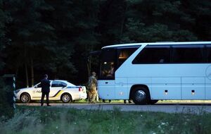 Депутаты начали приезжать в "Залесье" к 20.00