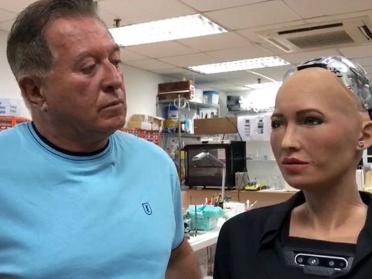 Марк Гінзбург і робот Софія в лабораторії компанії Hanson Robotics