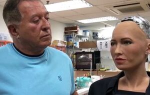 Марк Гинзбург и робот София в лаборатории компании Hanson Robotics