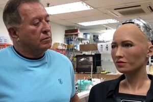 Марк Гінзбург і робот Софія в лабораторії компанії Hanson Robotics