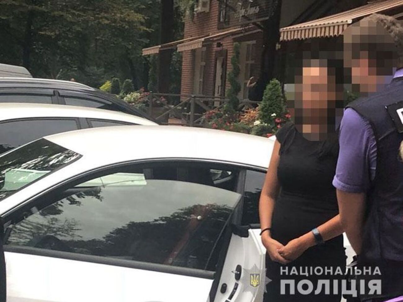 Правоохранители задокументировали несколько фактов получения чиновником денег от руководителя коммерческой структуры