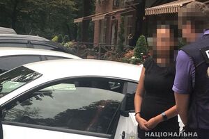 Правоохоронці задокументували кілька фактів отримання чиновницею грошей від керівника комерційної структури