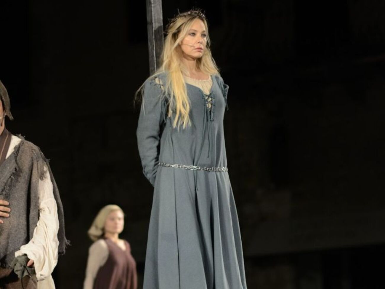 Мути исполняет роль женщины, которую обвинили в колдовстве