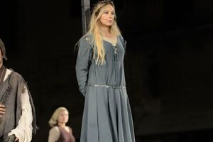 Мути исполняет роль женщины, которую обвинили в колдовстве