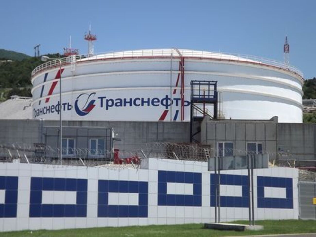У 2015 році "Транснафта" заявила про продаж "Прикарпатзахідтранс" швейцарській компанії, яку пов'язують з оточенням Медведчука