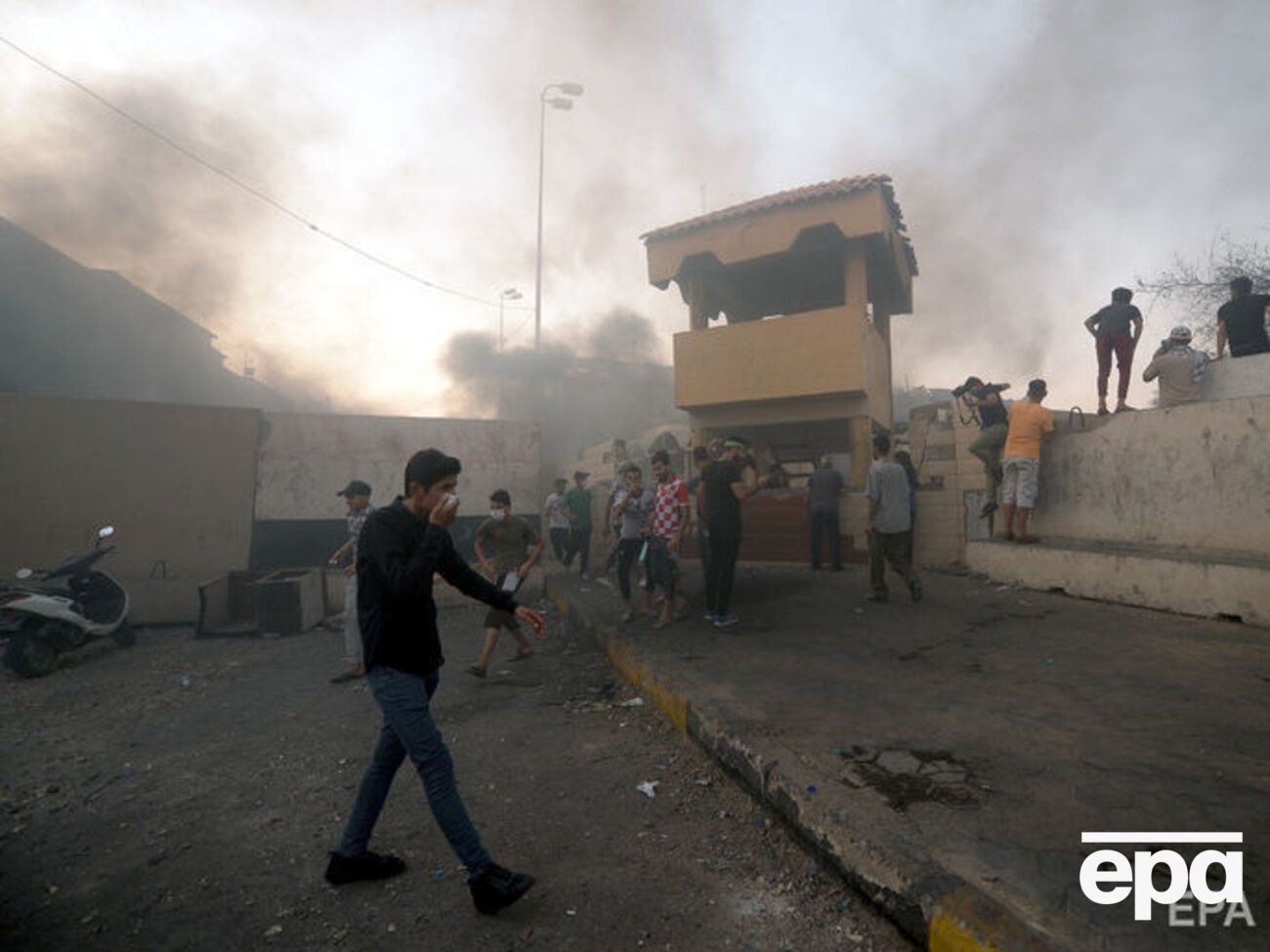 Протестующие подожгли иранское консульство в Басре