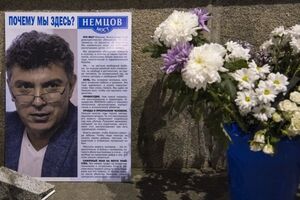 Радикалы из SERB собрали в пакеты цветы, портреты Немцова и увезли