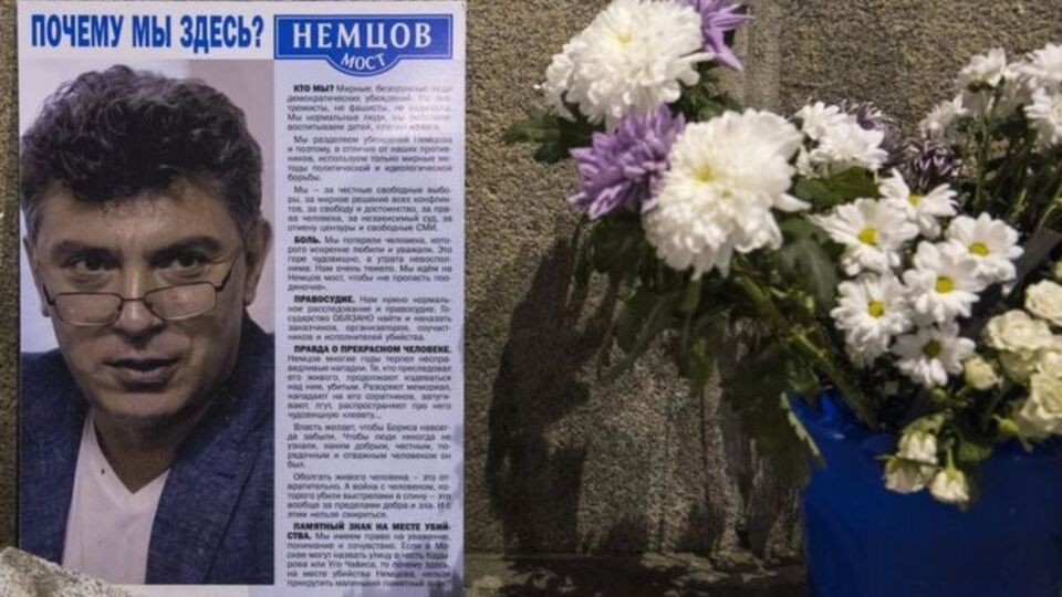 Радикалы из SERB собрали в пакеты цветы, портреты Немцова и увезли