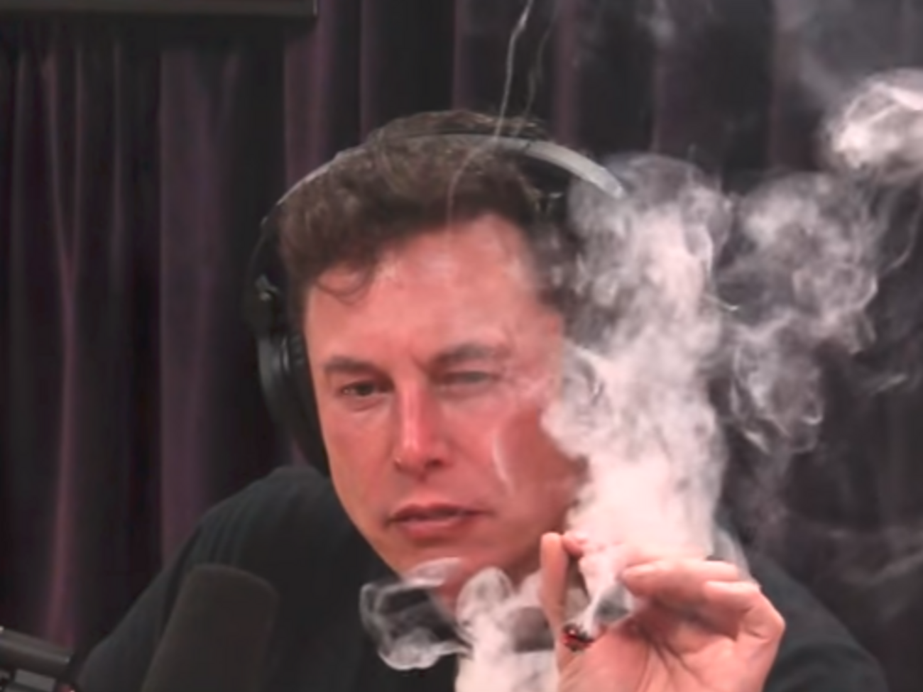 Маск курил марихуану в прямом эфире