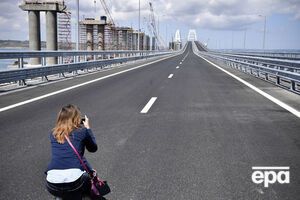В Крымский мост врезался плавучий кран, сорванный с якоря сильным ветром