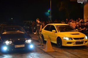 BMW (слева) участвовал в гонках